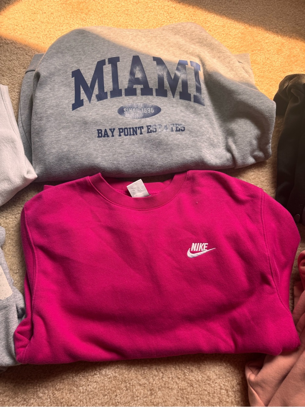 Six pieces of hoodies - Picture 3 of 4